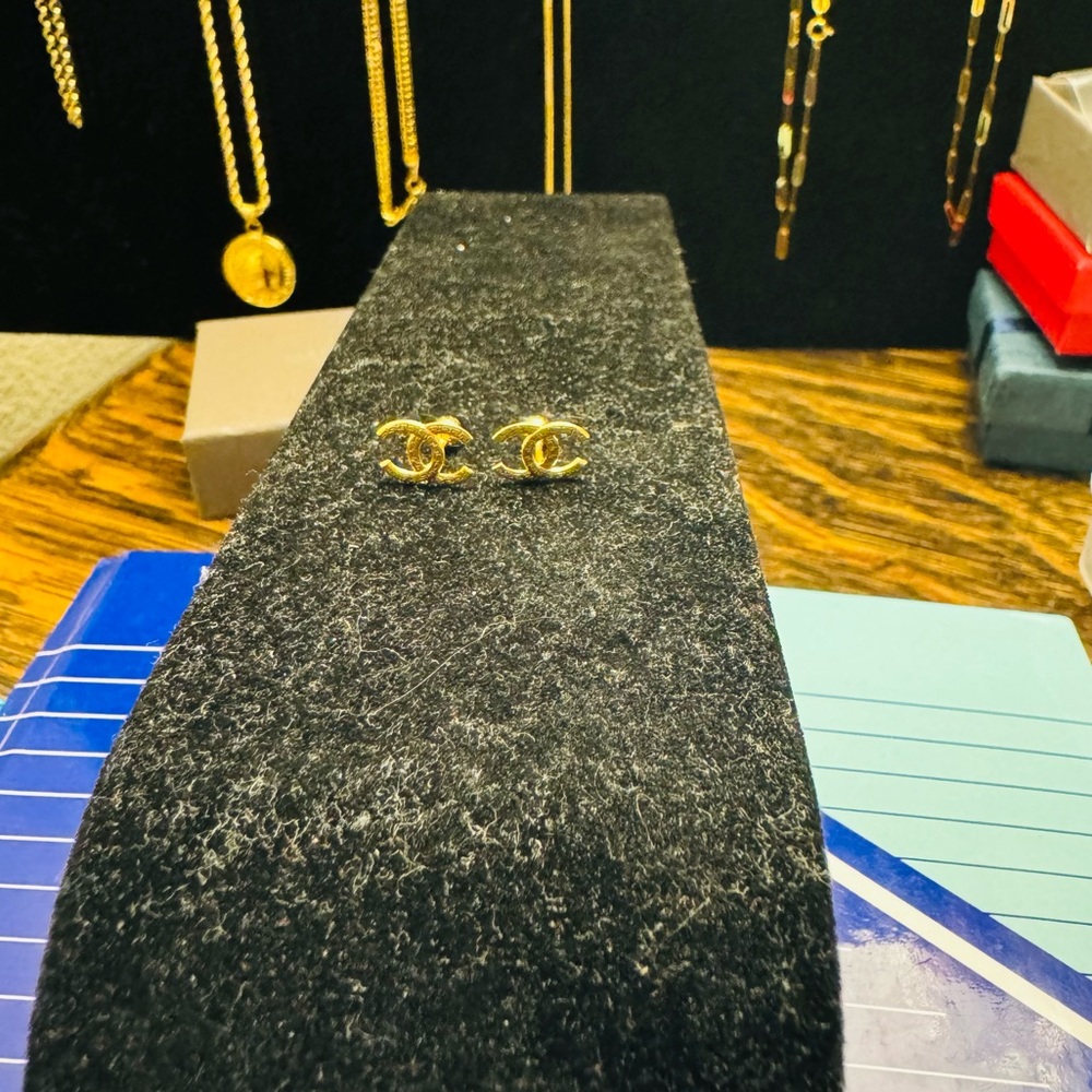 18K Saudi Gold Earrings Cute Real Gold Pawnable has Stamp